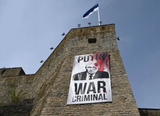 Музей в эстонской Нарве к 9 мая вывесил баннер "путин — военный преступник"