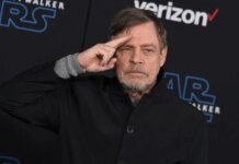 Белый дом назвал актера Марка Хэмилла "больным человеком" из-за фото Трампа в могиле