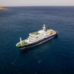 Лайнер MV Hondius со вспышкой хантавируса прибыл к побережью Тенерифе