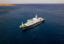 Лайнер MV Hondius со вспышкой хантавируса прибыл к побережью Тенерифе
