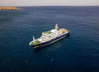 Лайнер MV Hondius со вспышкой хантавируса прибыл к побережью Тенерифе