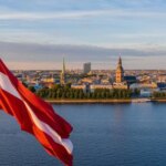 Министр обороны Латвии подал в отставку из-за атаки дронов на нефтебазы