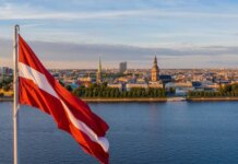 Министр обороны Латвии подал в отставку из-за атаки дронов на нефтебазы