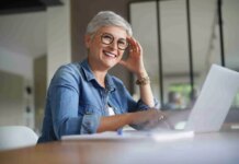 Украинцам 50+ предлагают стажировку и работу: детали программы