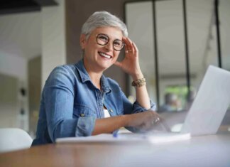 Украинцам 50+ предлагают стажировку и работу: детали программы