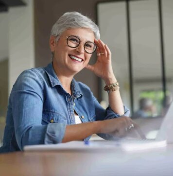 Украинцам 50+ предлагают стажировку и работу: детали программы