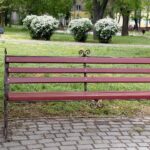 В сквере Николаева обновляют скамейки: уже отремонтировали 50, — ФОТО