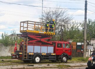 В результате атаки в Николаеве поврежден троллейбус, развозивший воду, — ФОТО