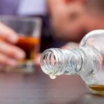 Из-за «водки от друга» 12-летний попал в больницу: в Николаеве полицейские вторично наказали 18-летнего парня за спаивание детей