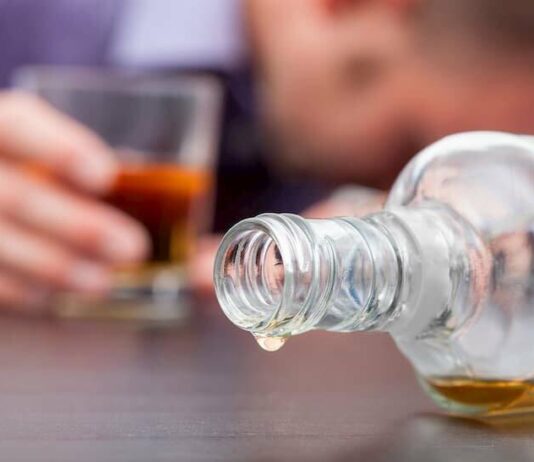 Из-за «водки от друга» 12-летний попал в больницу: в Николаеве полицейские вторично наказали 18-летнего парня за спаивание детей