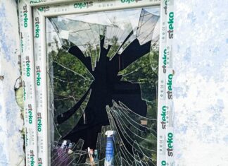 Дрон попал в жилой дом в Николаевской области: четверо раненых, среди них пожилые люди, — ФОТО
