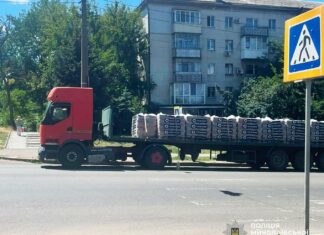 На пешеходном переходе в Николаеве грузовик сбил пожилую женщину: полиция разыскивает свидетелей ДТП, — ФОТО