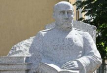 В центре Николаева устанавливают памятник Николаю Аркасу, – ФОТО