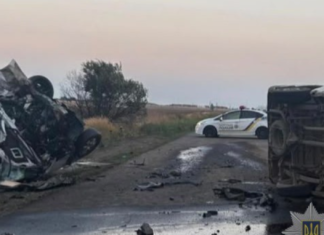 Грузовой фургон выскочил на встречную полосу под Одессой: в ДТП погибли три человека и восемь травмированы, — ФОТО