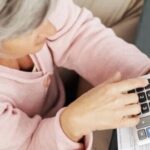 Пенсия плюс зарплата: когда работающим пенсионерам перечислят выплаты