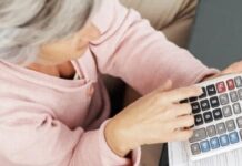 Пенсия плюс зарплата: когда работающим пенсионерам перечислят выплаты