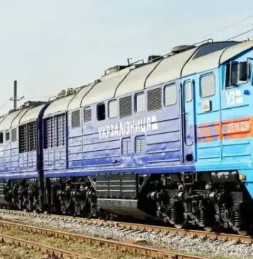 Из-за российских обстрелов остановился поезд Львов — Николаев: пассажиров пересадят на автобусы