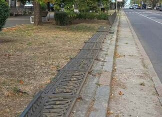 На проспекте Центральном в Николаеве обрушился забор, — ФОТО
