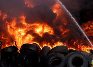 Вечерний удар БпЛА по СТО в Николаевской области: из-за угрозы повторных обстрелов пожар тушили с помощью робота, — ФОТО