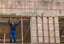Последствия обстрела: в Николаеве продолжают восстановительные работы, – ФОТО