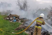 В Николаевской области после российской атаки загорелась крыша здания
